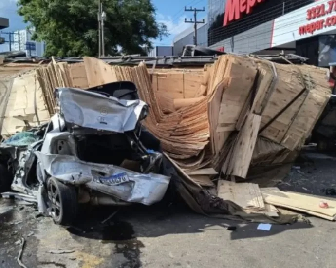 Caminhão desgovernado atinge oito veículos em avenida de SC 19 caminhao-desgovernado-atinge-oito-veiculos-em-avenida-de-sc