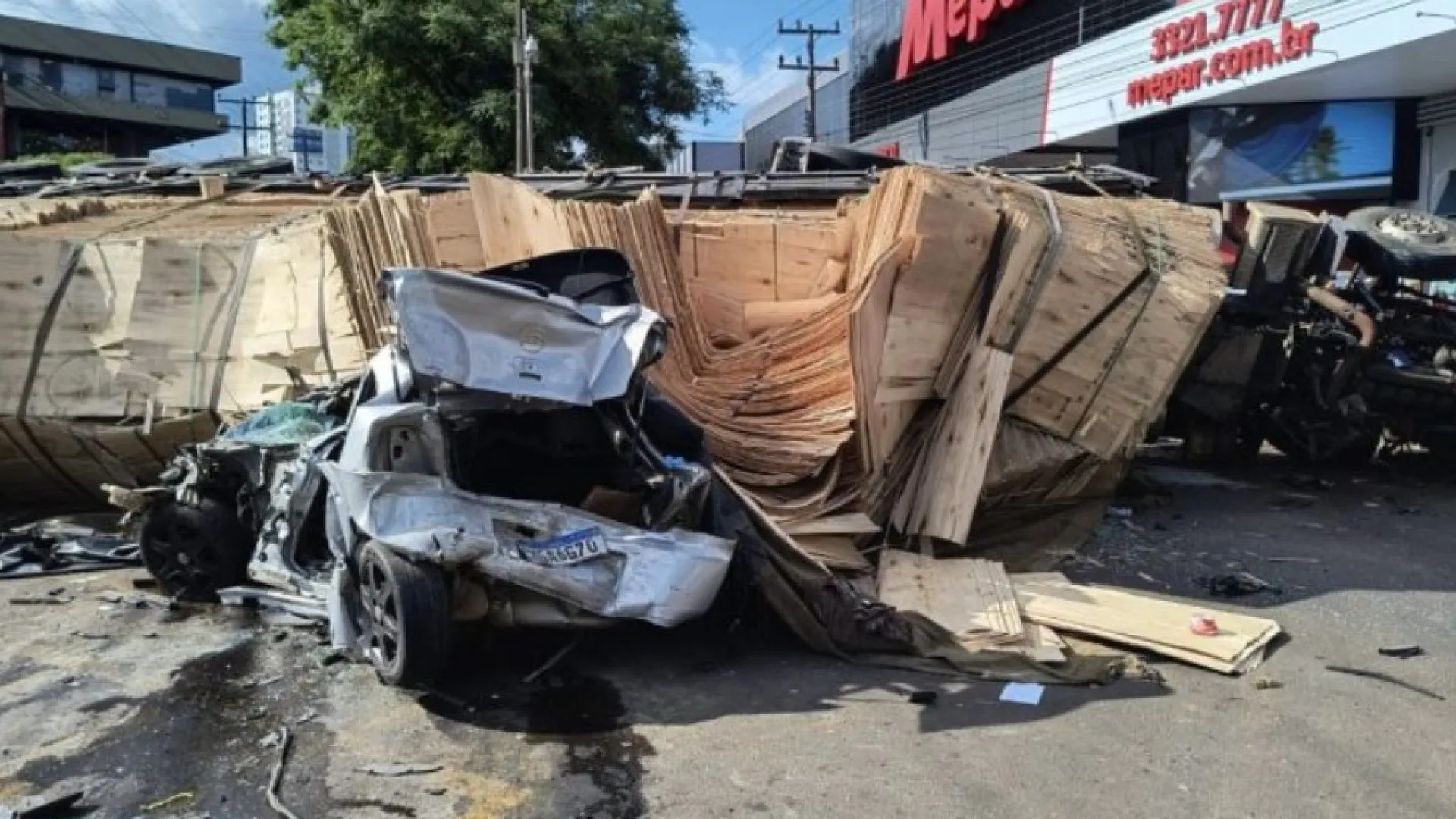 caminhao-desgovernado-atinge-oito-veiculos-em-avenida-de-sc