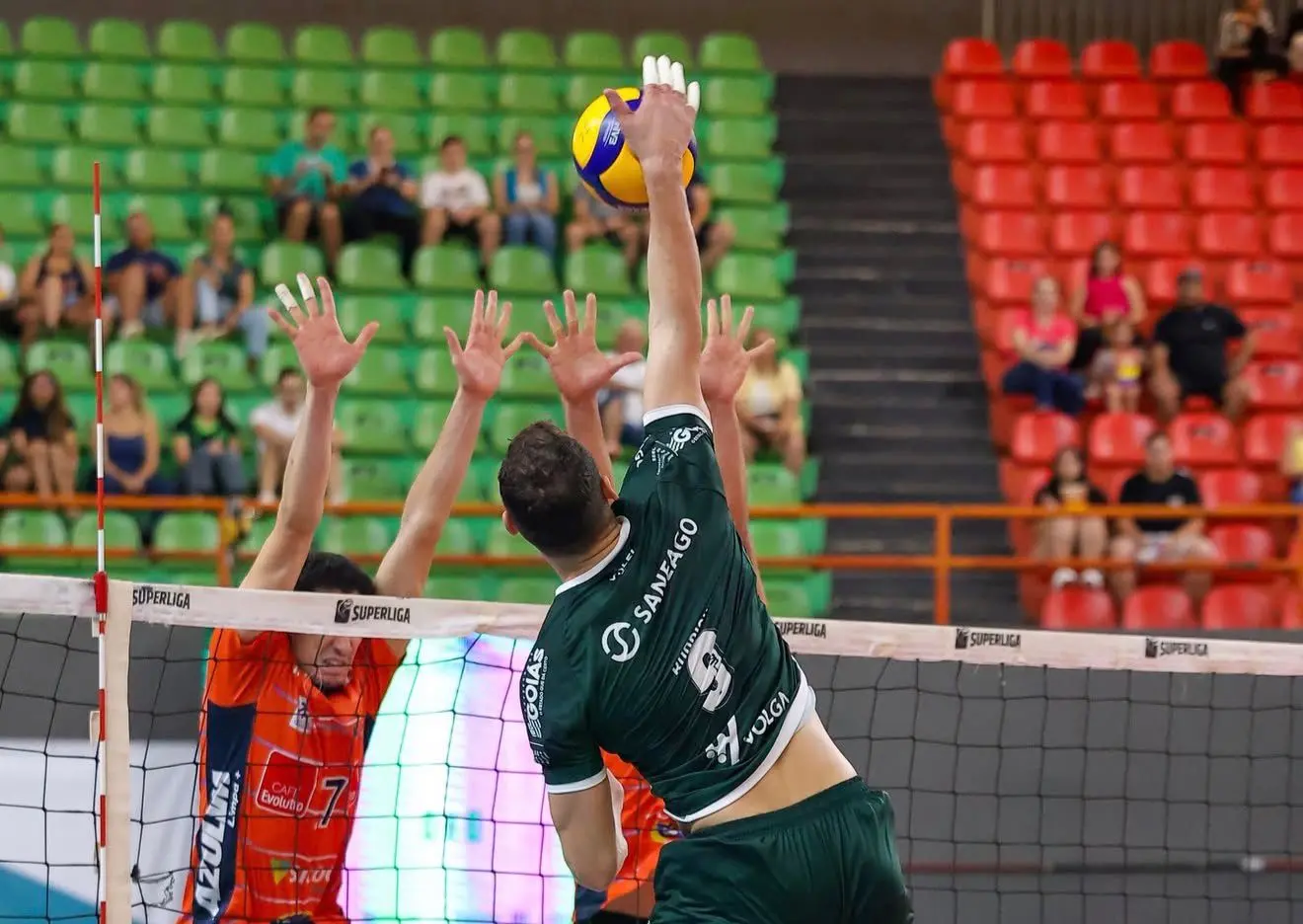 saneago-goias-perde-em-casa-e-pode-deixar-o-g-4-da-superliga