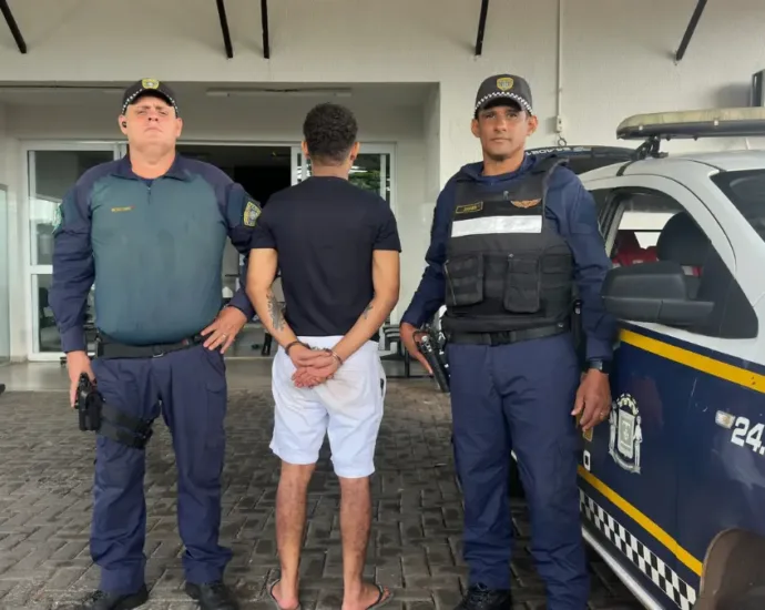 jovem-bebado-e-preso-por-bater-em-carro-parado-durante-‘cavalo-de-pau’-em-goiania