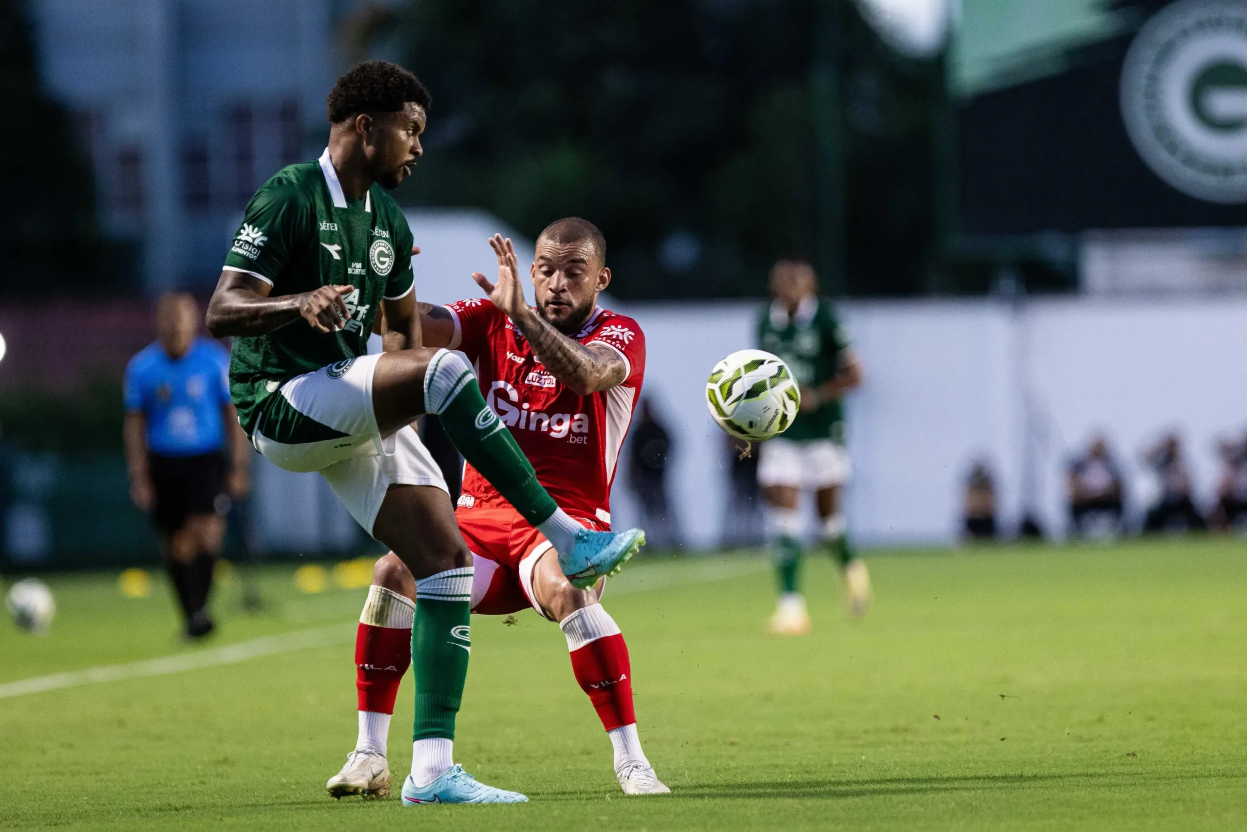 goias-vence-o-vila-nova-no-classico-e-assume-a-lideranca-do-goianao