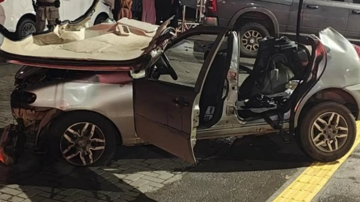 cameras-registraram-momento-em-que-carro-fura-sinal-em-acidente-que-matou-dois-jovens-em-goiania