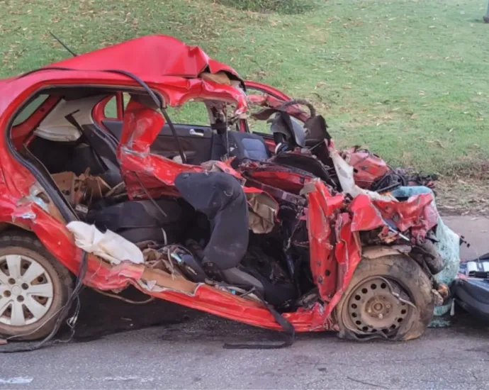 Acidente entre carro e carreta deixa cinco mortos em rodovia de Goiás 2 acidente-entre-carro-e-carreta-deixa-cinco-mortos-em-rodovia-de-goias