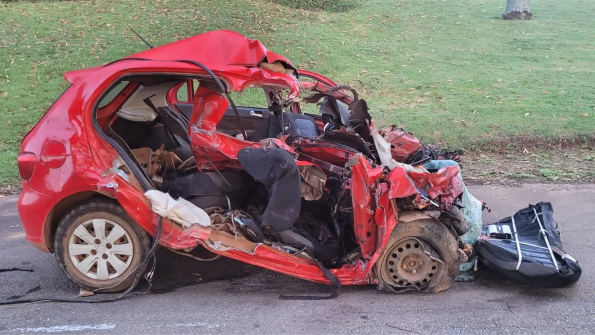 acidente-entre-carro-e-carreta-deixa-cinco-mortos-em-rodovia-de-goias