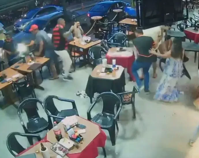 novos-videos-mostram-confusao-que-terminou-com-homem-baleado-em-bar-de-aparecida;-assista