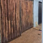 “sai-para-fora-que-vou-te-matar”:-jovem-reune-amigos-e-tenta-derrubar-portao-da-ex-namorada-a-chutes-em-rio-verde