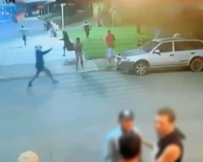 video:-mae-luta-com-atirador,-mas-presencia-execucao-do-filho-em-praca-de-neropolis;-suspeitos-sao-presos