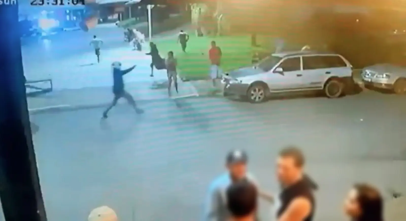 video:-mae-luta-com-atirador,-mas-presencia-execucao-do-filho-em-praca-de-neropolis;-suspeitos-sao-presos