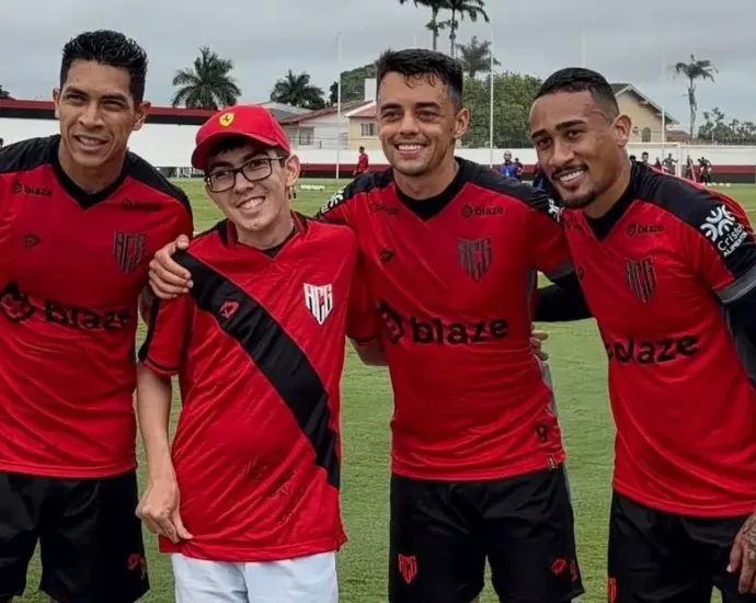 torcedor-com-doenca-degenerativa-realiza-sonho-de-conhecer-jogadores-do-atletico