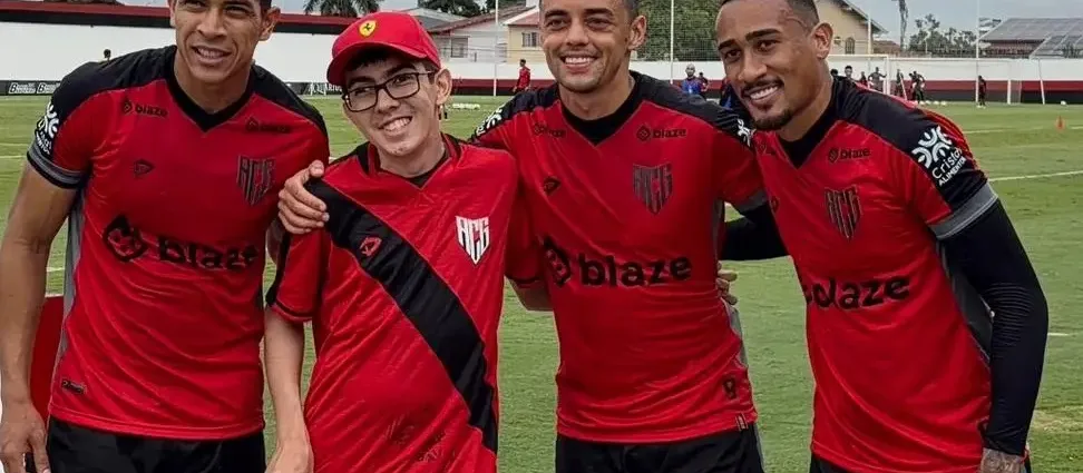 torcedor-com-doenca-degenerativa-realiza-sonho-de-conhecer-jogadores-do-atletico