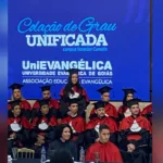 go:-estudante-que-viajou-mais-de-35h-usando-beca-para-cumprir-promessa-aos-pais-recebe-homenagem-durante-formatura