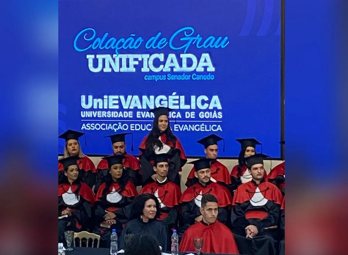 go:-estudante-que-viajou-mais-de-35h-usando-beca-para-cumprir-promessa-aos-pais-recebe-homenagem-durante-formatura