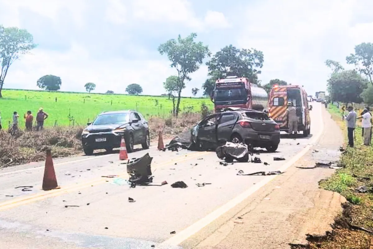 fotos:-duas-pessoas-morrem-em-acidente-com-quatro-veiculos-na-go-020,-em-bela-vista