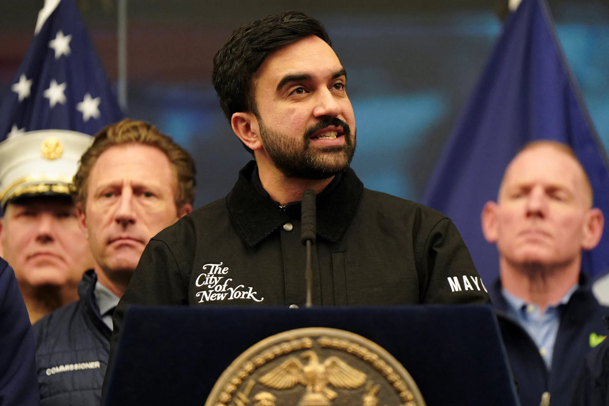 e-#fake-que-fotos-mostrem-prefeito-de-nova-york-e-a-mae-dele-ao-lado-de-jeffrey-epstein;-imagens-foram-criadas-com-a-ia-do-google