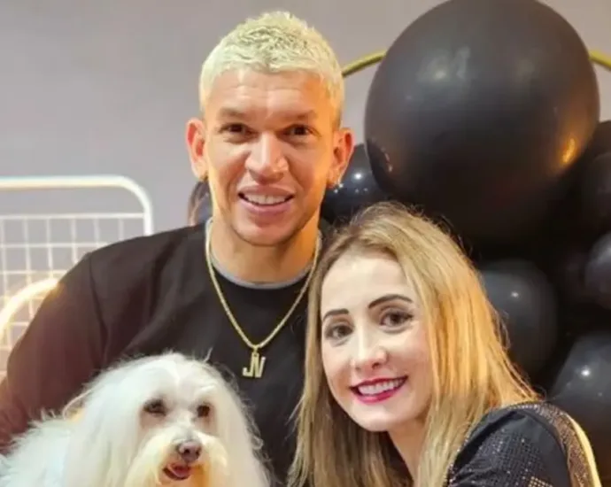 atletico-go-promove-acao-para-divulgar-rifa-em-prol-da-esposa-do-atacante-junior-vicosa