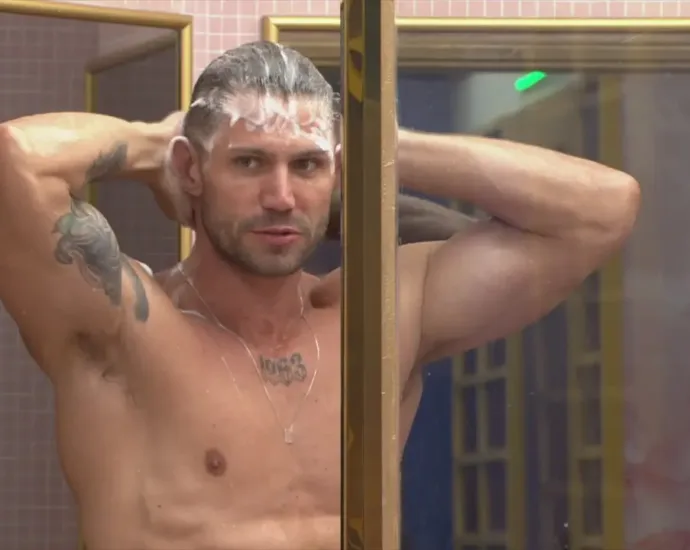 jonas-prometeu-no-‘bbb-26’-que-tomaria-banho-pelado-se-fosse-lider-e-web-cobra:-‘que-horas?’