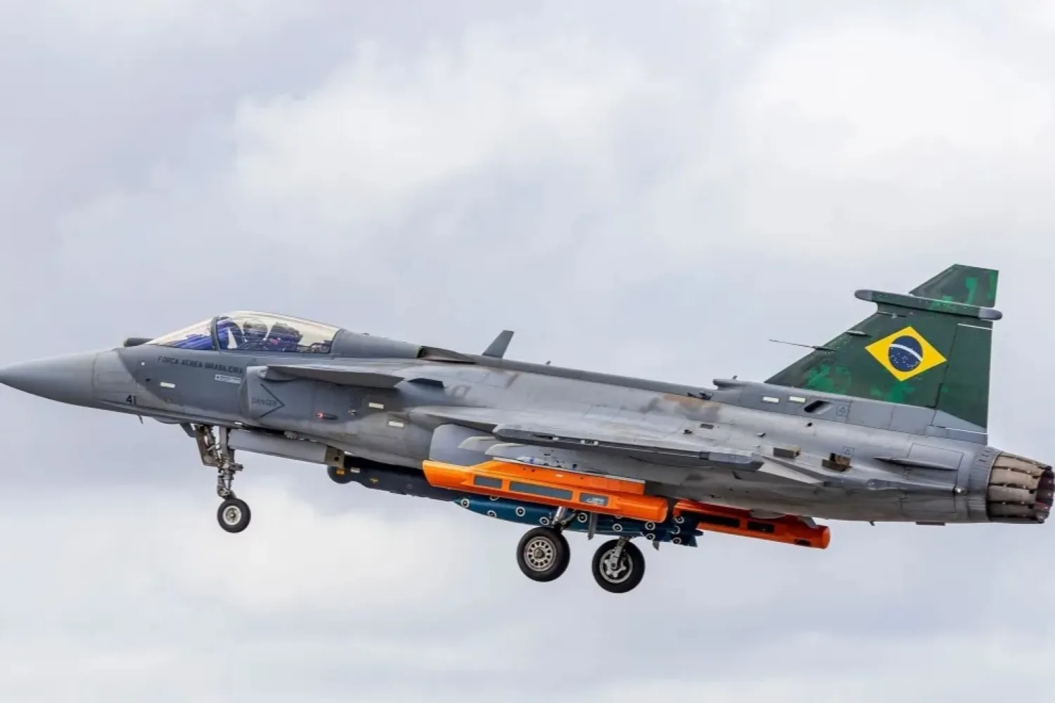 em-teste,-fab-dispara-bombas-de-caca-f-39-gripen-em-natal-(rn).-video
