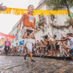 tradicional-corrida-dos-bonecos-gigantes-de-olinda-desafia-chuva.-video