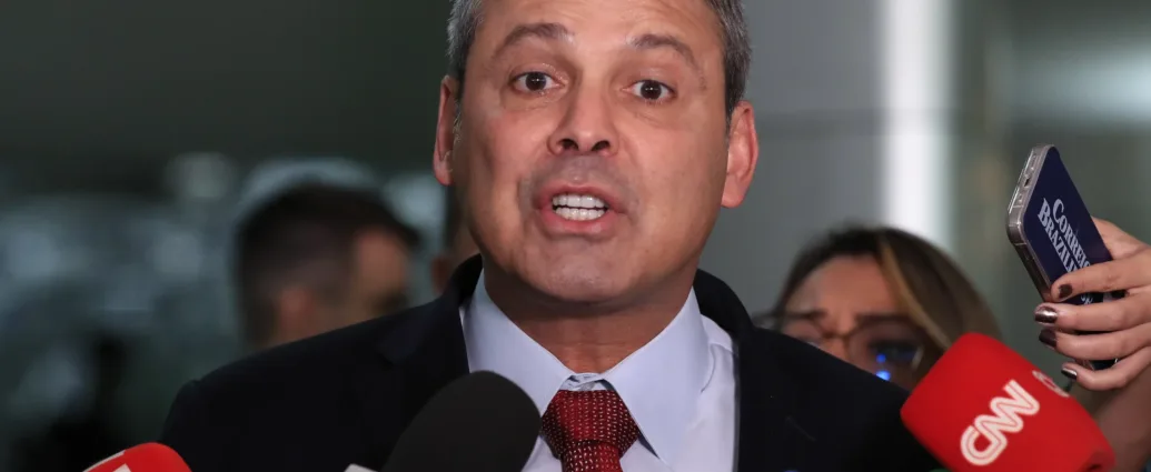 lindbergh-critica-tulio-maravilha-por-proibir-filha-de-estudar-em-universidade-publica:-“parece-que-nao-ha-limite-para-a-ignorancia”