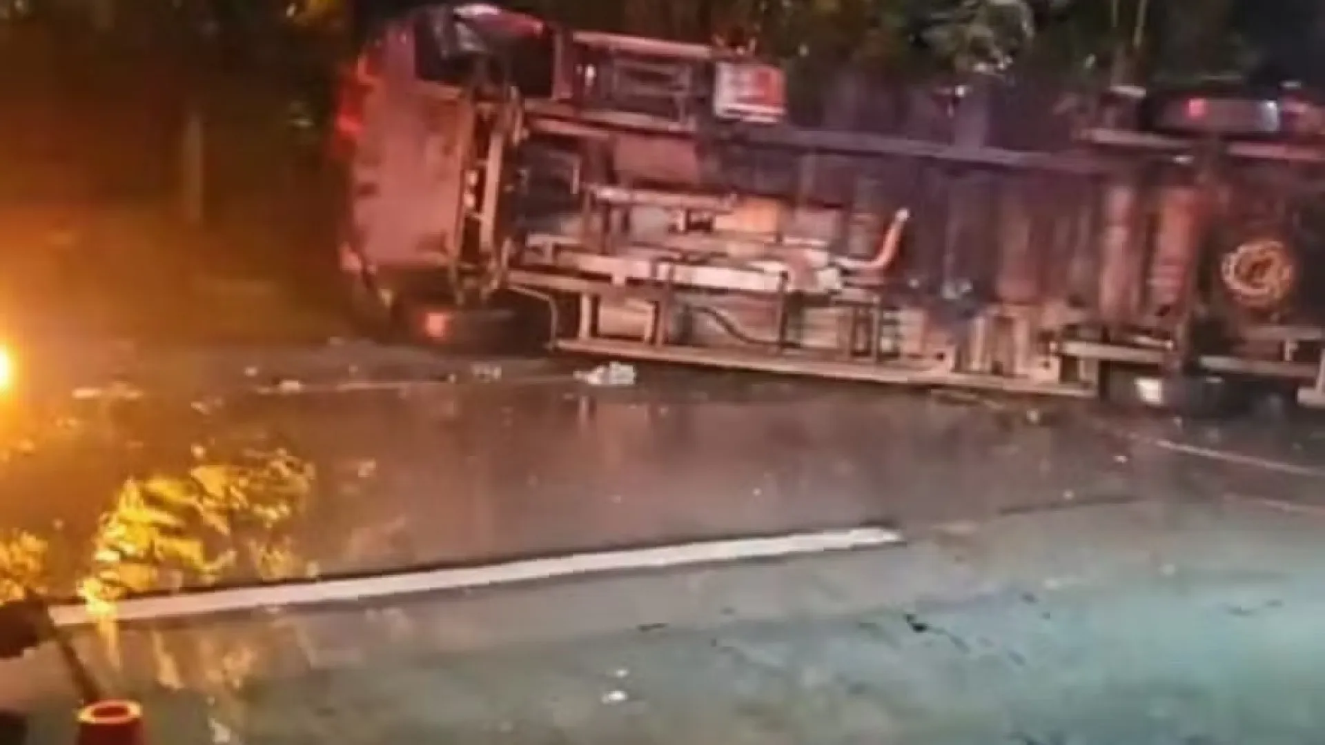 acidente-com-caminhao-desgovernado-deixa-tres-mortos-na-br-116,-no-rj