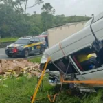 seis-morrem-e-16-ficam-feridos-apos-carreta-atingir-van-na-br-116-no-parana