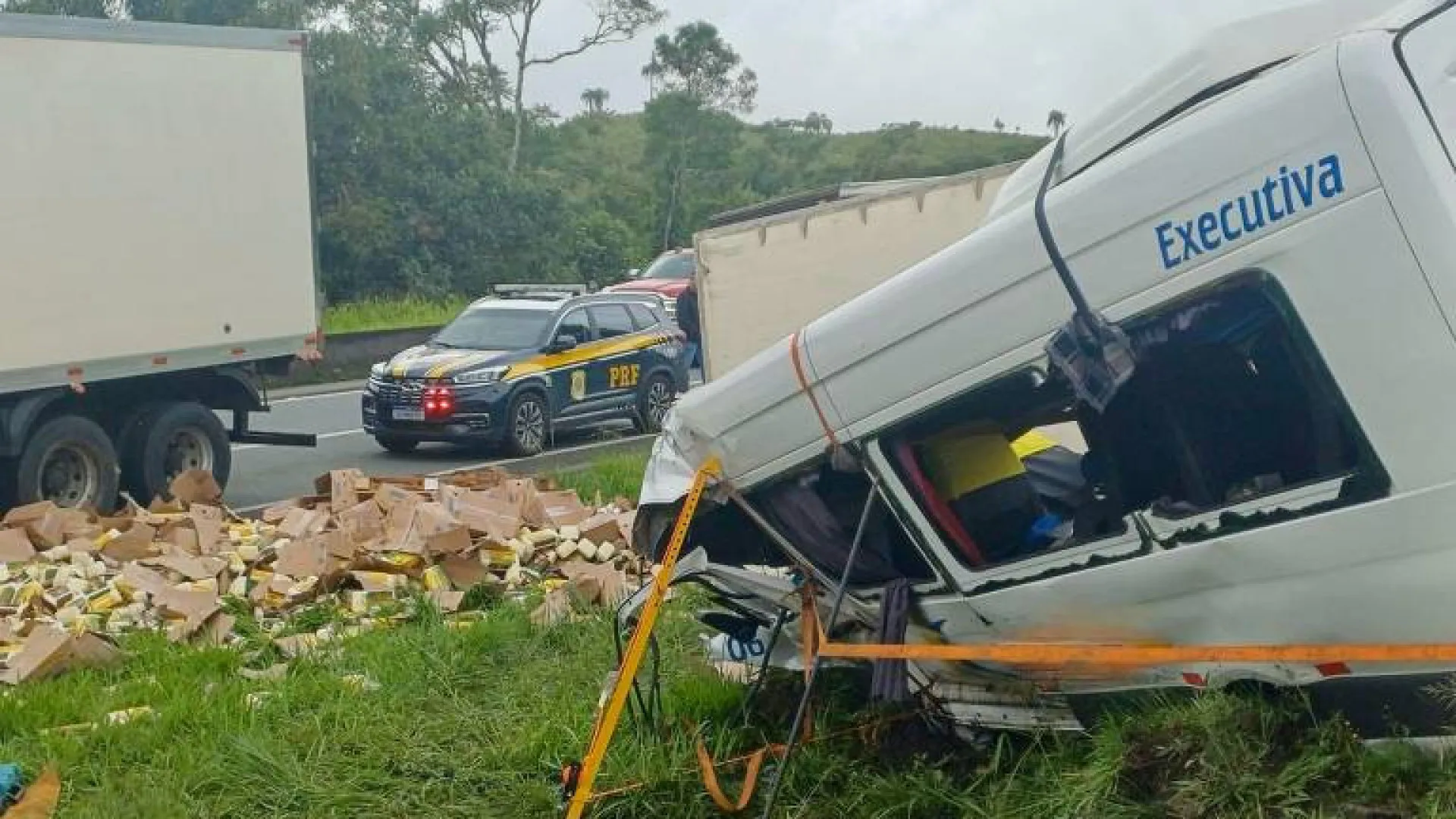 seis-morrem-e-16-ficam-feridos-apos-carreta-atingir-van-na-br-116-no-parana