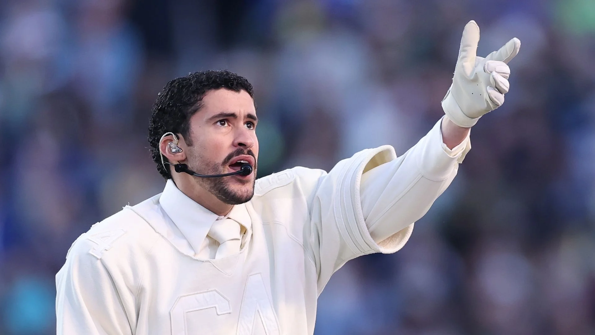 bad-bunny-cita-o-brasil-durante-apresentacao-no-super-bowl;-assista