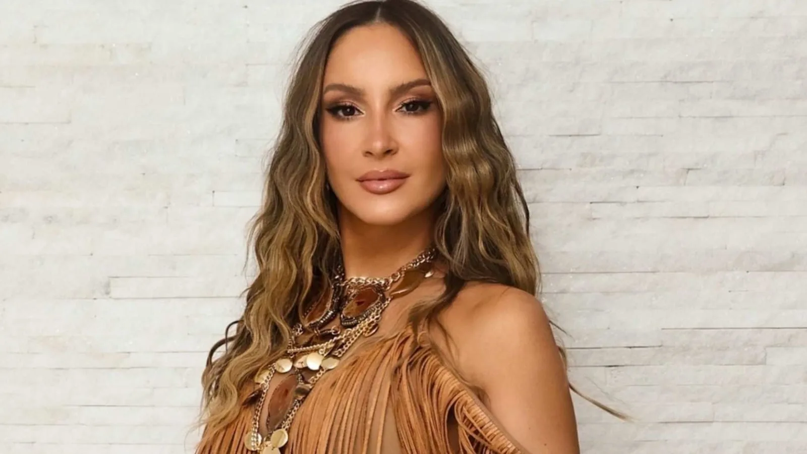 claudia-leitte-interrompe-show-apos-ser-alvo-de-xingamentos-e-gestos-obscenos;-video