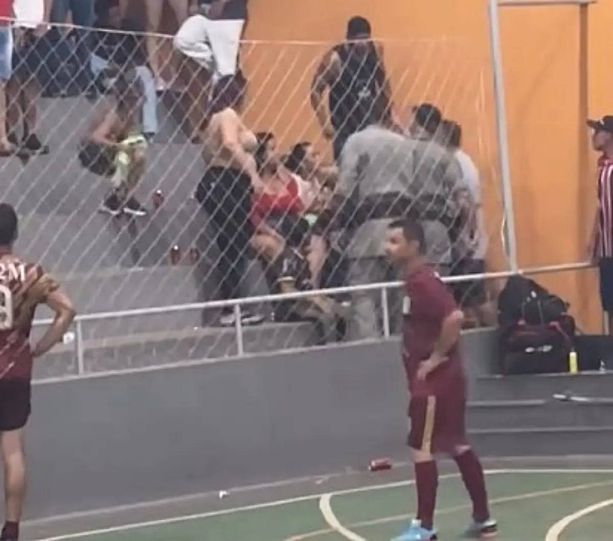final-de-futsal-em-itapirapua-termina-em-pancadaria-e-deixa-pm-com-braco-fraturado