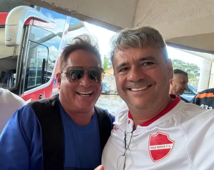 cantor-leonardo-assiste-partida-entre-vila-nova-e-jataiense-em-camarote-do-colorado
