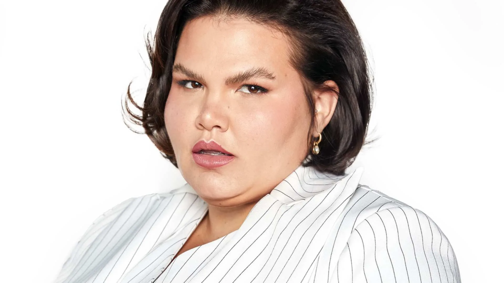 thais-carla-posa-nua-ao-exibir-antes-e-depois-apos-perder-85-kg;-veja-fotos