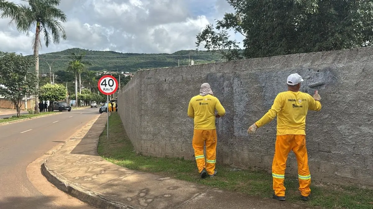 detentos-limpam-muros-com-pichacoes-de-faccoes-criminosas-em-niquelandia