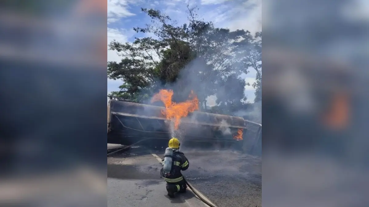 carreta-carregada-com-combustivel-tomba-na-go-060-e-pega-fogo