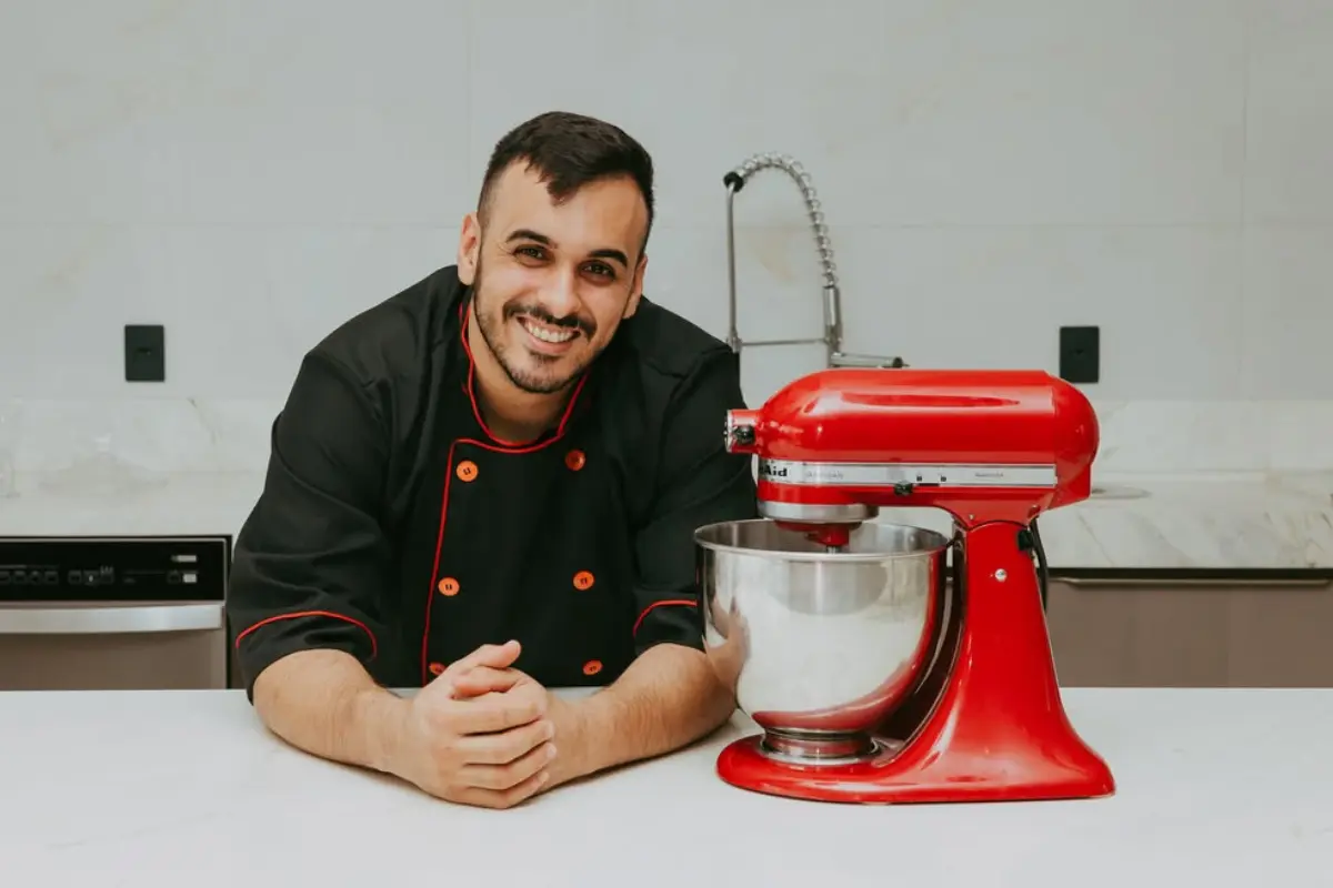 engenheiro-faz-sucesso-com-venda-de-tortas-em-feiras-de-goiania-e-cita-perdomo-como-inspiracao