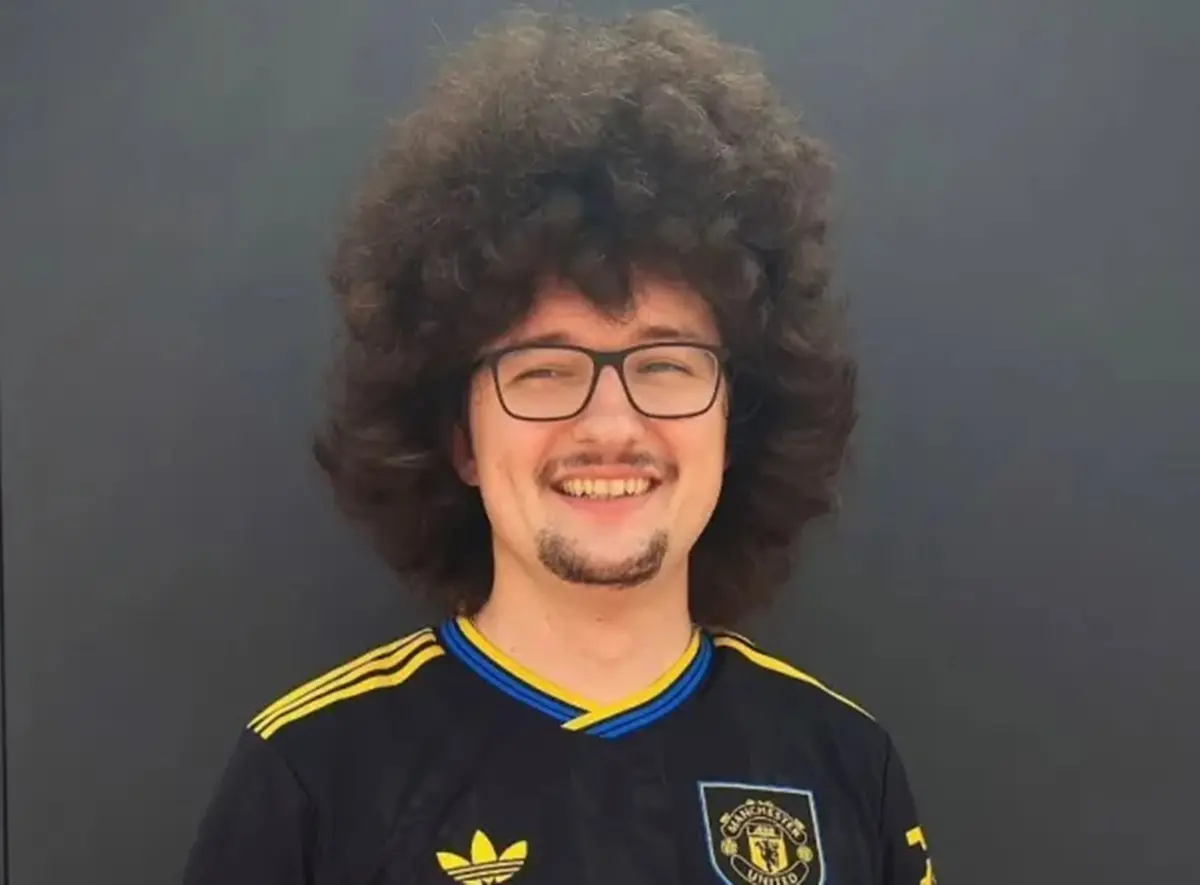 torcedor-do-manchester-united-pode-cumprir-promessa-e-cortar-o-cabelo-apos-493-dias;-veja-a-historia