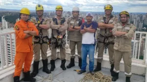 trabalhador-fica-preso-a-130-metros-e-bombeiros-fazem-rapel-para-resgata-lo-em-goiania