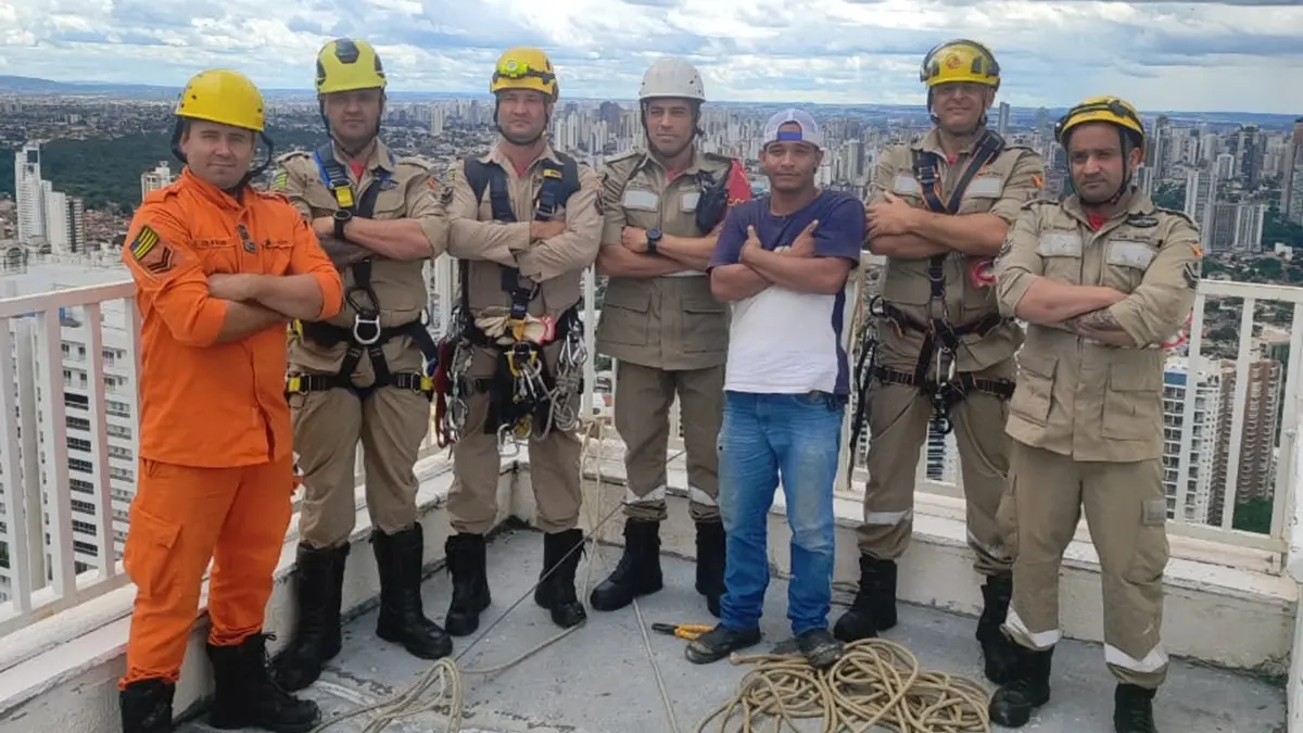 trabalhador-fica-preso-a-130-metros-e-bombeiros-fazem-rapel-para-resgata-lo-em-goiania