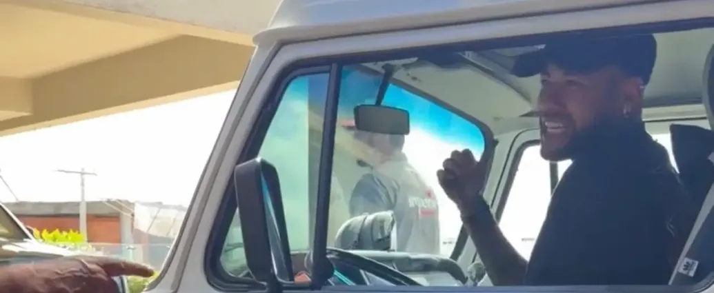 neymar-vai-ao-ct-do-santos-com-kombi-que-ganhou-de-presente-de-aniversario