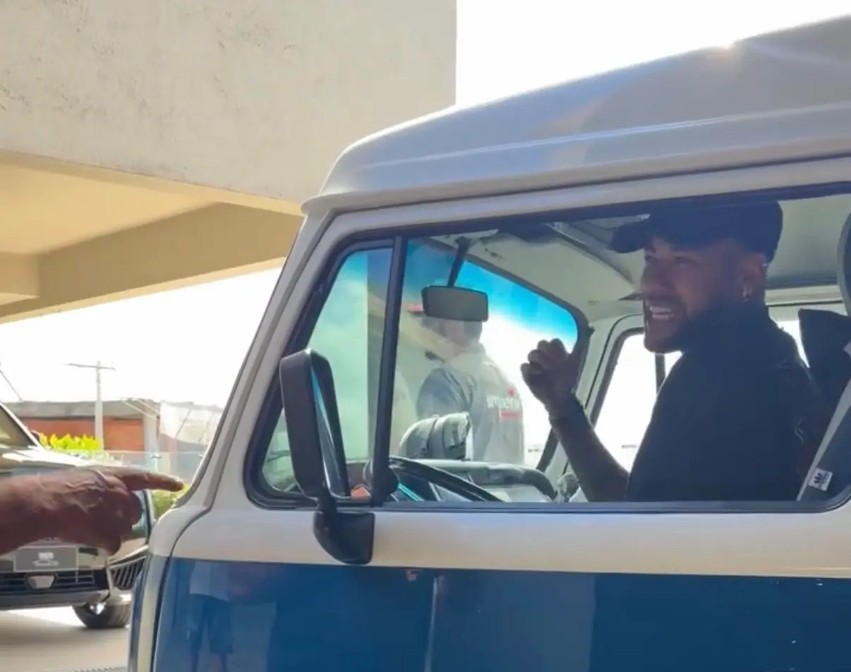 neymar-vai-ao-ct-do-santos-com-kombi-que-ganhou-de-presente-de-aniversario