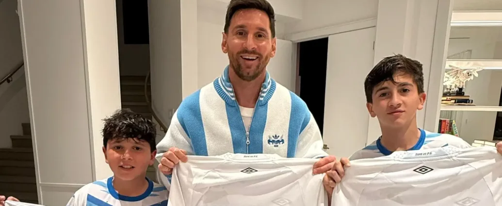 neymar-envia-camisas-do-santos-para-messi-e-seus-filhos:-“do-principe-para-o-genio”