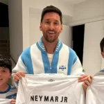 neymar-envia-camisas-do-santos-para-messi-e-seus-filhos:-“do-principe-para-o-genio”