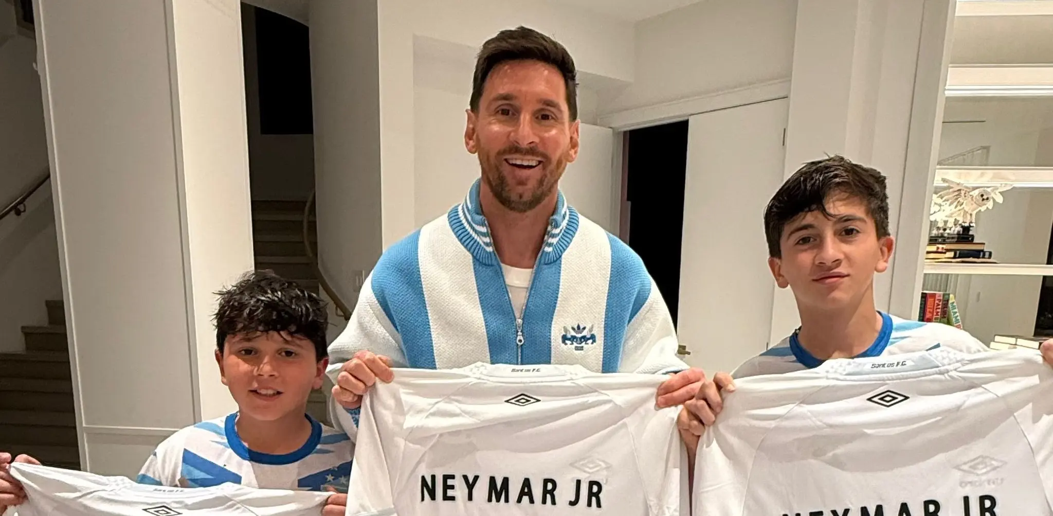 neymar-envia-camisas-do-santos-para-messi-e-seus-filhos:-“do-principe-para-o-genio”