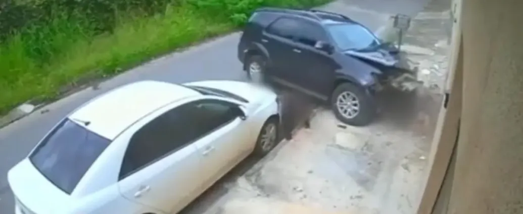 adolescentes-protagonizam-cena-de-filme-ao-serem-arremessados-de-veiculo-de-luxo-durante-fuga-em-goiania