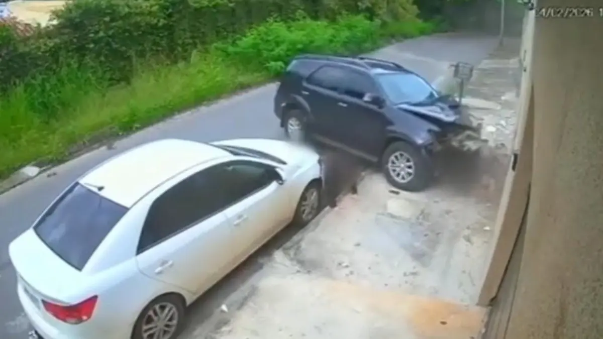 adolescentes-protagonizam-cena-de-filme-ao-serem-arremessados-de-veiculo-de-luxo-durante-fuga-em-goiania