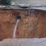 cratera-se-abre-em-rua-e-156-ficam-desalojados-em-sao-jose-dos-campos-(sp)