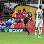 rossi-pega-penalti-e-flamengo-conquista-primeira-vitoria-no-brasileirao