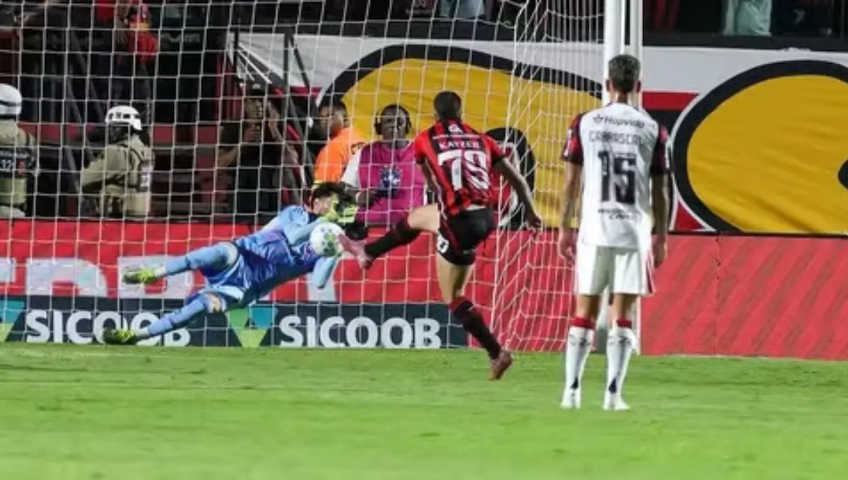 rossi-pega-penalti-e-flamengo-conquista-primeira-vitoria-no-brasileirao