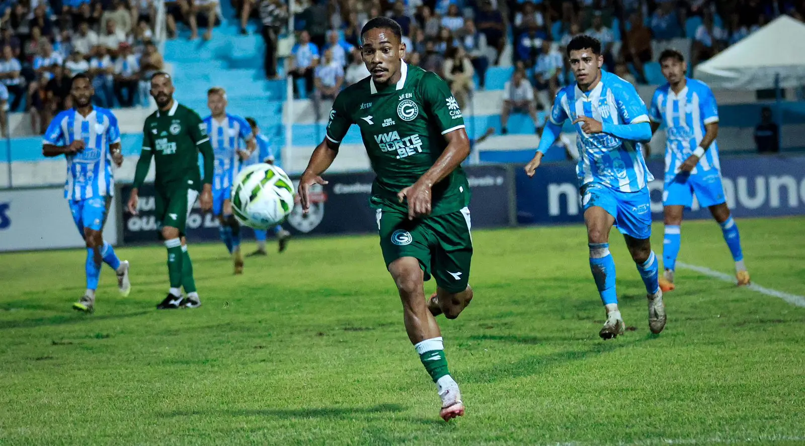 crac-e-goias-empatam-na-ida-e-mantem-quartas-de-final-abertas-no-goianao