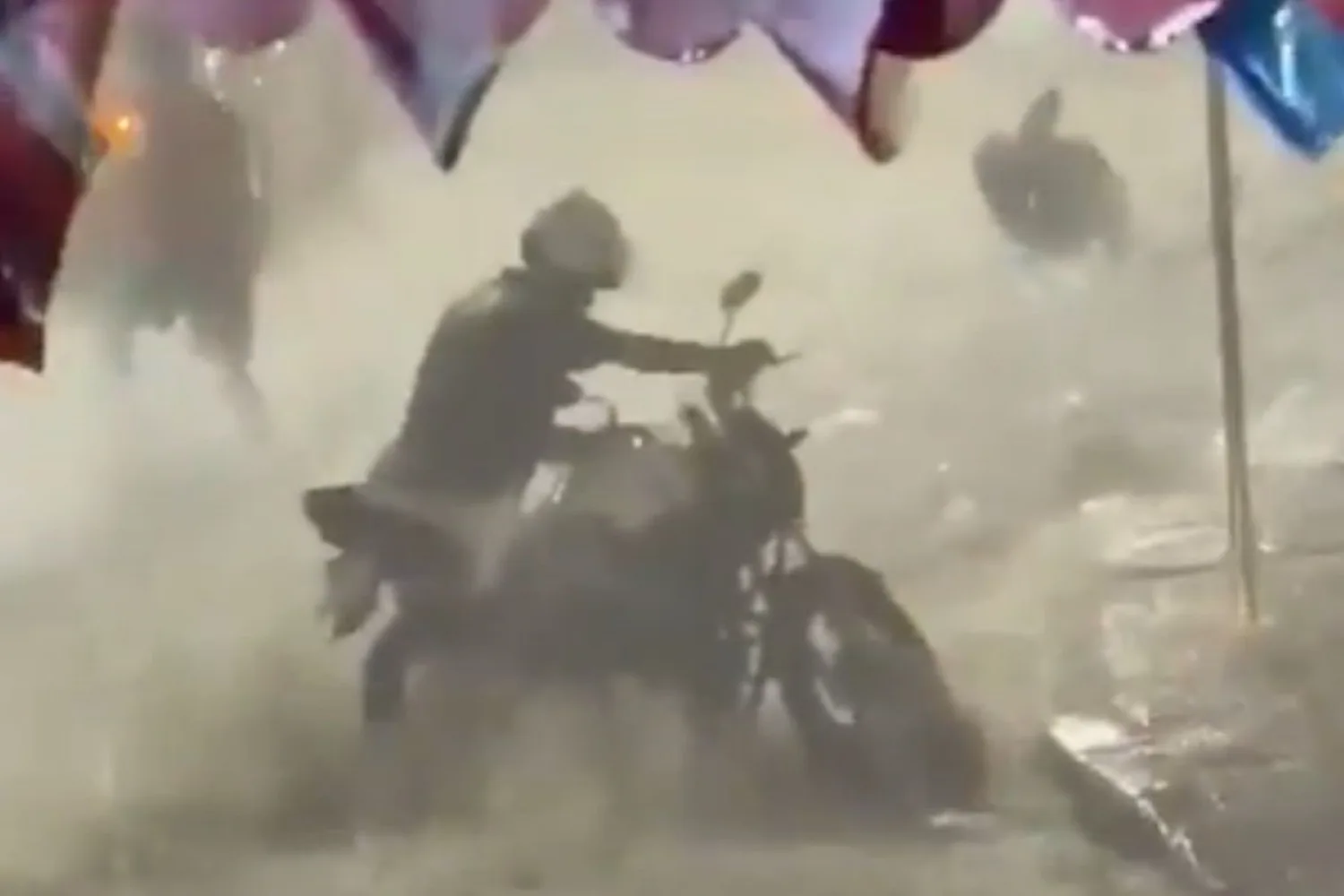 chuva-forte-no-rio-provoca-alagamentos-na-rocinha-e-no-vidigal.-video