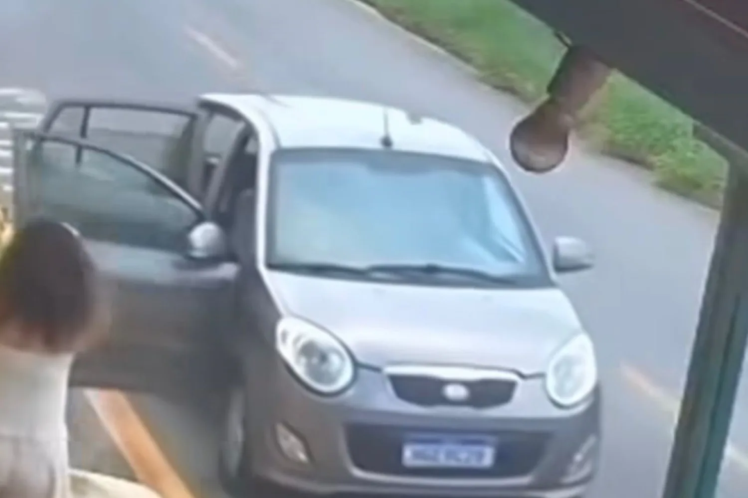 homem-pula-pela-janela-de-carro-e-salva-criancas-de-acidente-em-mg.-video